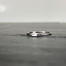 Load image into Gallery viewer, Bague argentée en laiton rhodié et cristal de Swarovski. Taille Unique : 51 1/2
