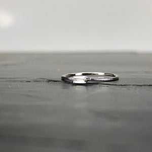 Bague argentée en laiton rhodié et cristal de Swarovski. Taille Unique : 51 1/2