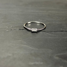 Load image into Gallery viewer, Bague argentée en laiton rhodié et cristal de Swarovski. Taille Unique : 51 1/2
