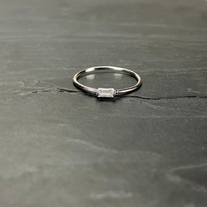 Bague argentée en laiton rhodié et cristal de Swarovski. Taille Unique : 51 1/2