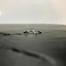 Load image into Gallery viewer, Bague argentée en laiton rhodié et cristal de Swarovski. Taille Unique : 51 1/2
