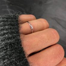 Load image into Gallery viewer, Bague argentée en laiton rhodié et cristal de Swarovski. Taille Unique : 51 1/2

