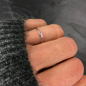 Bague argentée en laiton rhodié et cristal de Swarovski. Taille Unique : 51 1/2