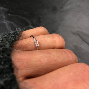 Bague argentée en laiton rhodié et cristal de Swarovski. Taille Unique : 51 1/2