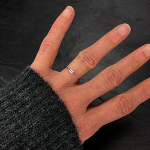 Bague argentée en laiton rhodié et cristal de Swarovski. Taille Unique : 51 1/2