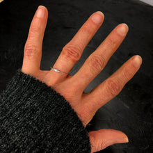 Load image into Gallery viewer, Bague argentée en laiton rhodié et cristal de Swarovski, baguette et roses. Taille Unique : 51 1/2
