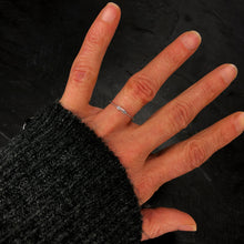 Load image into Gallery viewer, Bague argentée en laiton rhodié et cristal de Swarovski, baguette et roses. Taille Unique : 51 1/2

