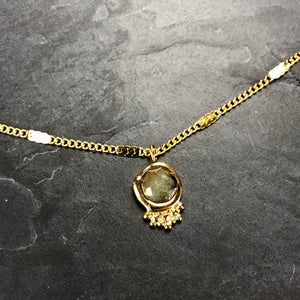 Collier minimaliste en acier doré et pierre semi précieuse labradorite