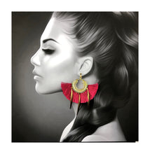 Load image into Gallery viewer, portrait de femme avec Boucles d&#39;oreille, pompon rouge  et laiton créateur Khara Tuki Paris
