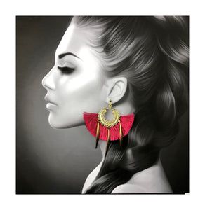 portrait de femme avec Boucles d'oreille, pompon rouge  et laiton créateur Khara Tuki Paris