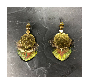 Boucles d'oreille en plumes irisées et laiton brut, créateur Khara Tuki Paris
