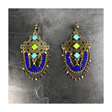Load image into Gallery viewer, Boucles d&#39;oreille estempe ajourée en laiton, perles de verre créateur Khara Tuki Paris
