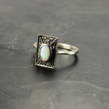 Load image into Gallery viewer, Bague rectangle argent opale blanche et marcassites
